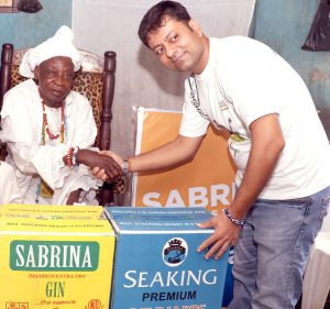 Chief Ifasola Ifamapowa, Aboke of Ibadan land, receiving Devanshu Seth, Marketing head, EuroGlobal foods and distilleries Ltd in the Aboke’s Palace during the Oke’badan Festival 2018