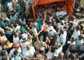 Olanshile Sauban Group distributes over 4500 bags of food items, cash gift to residents on Lagos Island