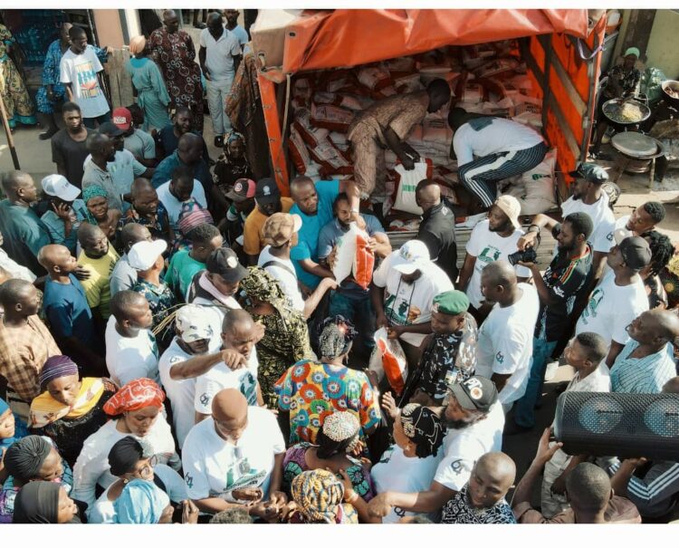 Olanshile Sauban Group distributes over 4500 bags of food items, cash gift to residents on Lagos Island