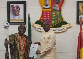 JUST IN: Makinde presents Staff of Office to new Alaafin of Oyo