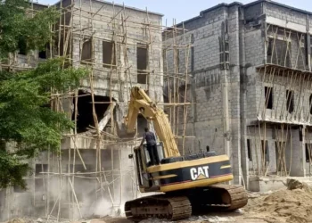 FCTA demolishes 11 buildings under high tension in Apo-Dutse