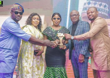 Aare Adetola EmmanuelKing, honoured with TMnews Leadership Award