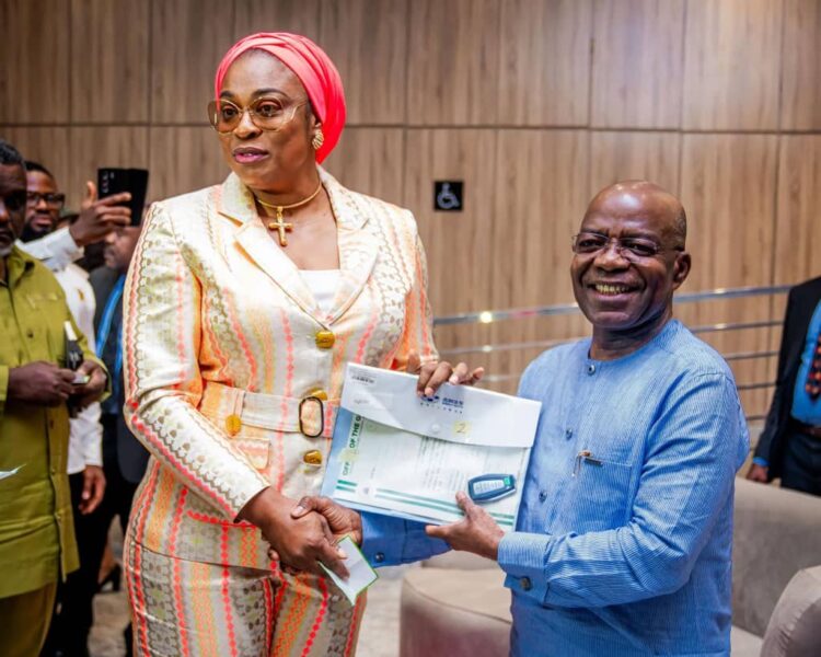 Governor Otti gifts 28 Vehicles to Permanent Secretaries In Abia