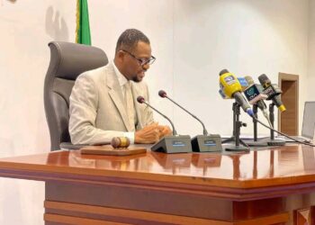 Fela’s Daughter Motunrayo Kuti blows hot at Wizkid for Saying he is bigger than her father