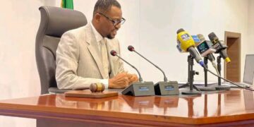 Fela’s Daughter Motunrayo Kuti blows hot at Wizkid for Saying he is bigger than her father