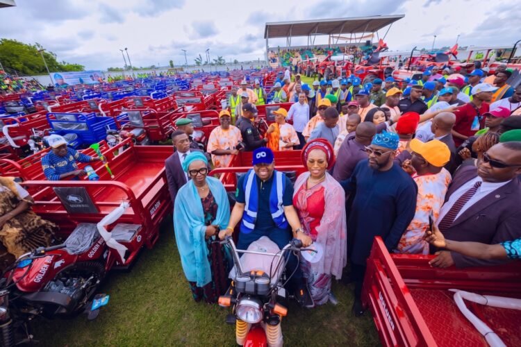 Senator Adeola empowers 2,557 Ogun Farmers with modern farming equipment, cash grant