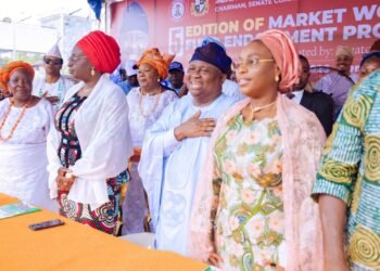 Senator Adeola Yayi empowers 3,000 market men and women with business grants