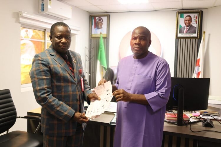 EFCC Hands Over Recovered N125m to Land Fraud Victim in Lagos