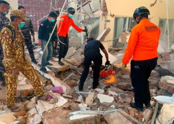 Indonesia earthquake death toll hits 47, rescuers search for survivors
