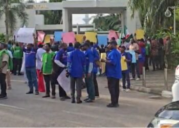TUC protests outside Abuja Continental Hotel over unfair labour practices and indecent working conditions