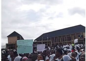Nursing students protest in Taraba after hoodlums break into female hostel, rape student